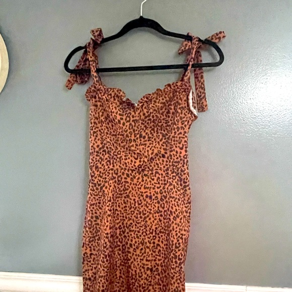 Very comfortable dress. Tie straps which make it easy to adjust. Really love it - Picture 2 of 2